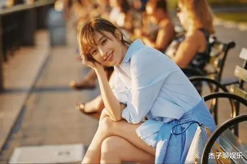 张俪|36岁张俪穿超短裙拍戏，天鹅颈大长腿很突出，至今还单身未婚