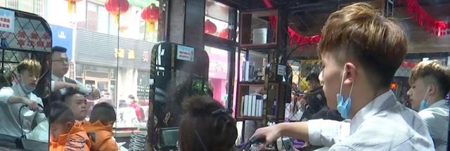 发型 女孩及腰长发被剪短哭了半小时，理发师：不要太短是多短