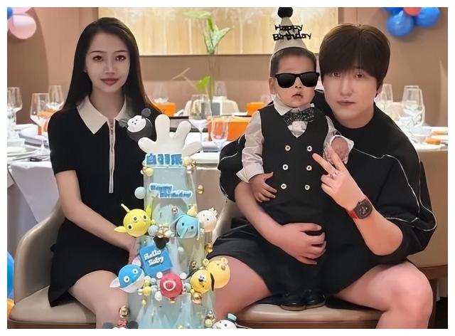 白冰首次公开结婚生子，娇妻高科技长相引热议，本人亲自出面回应