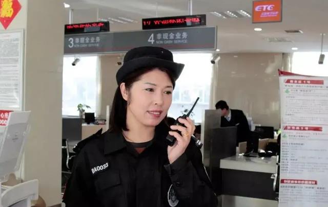 保安|深圳一95后女生走红，辞去设计院工作转行当保安，网友：炒作呢？