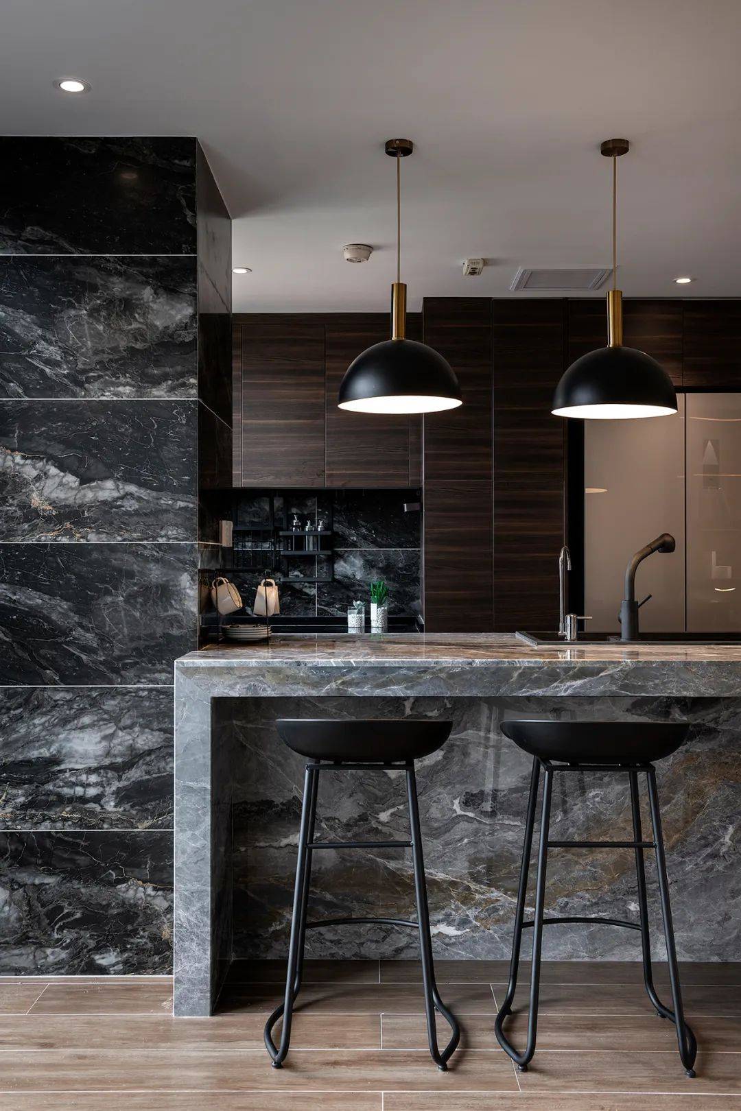 复古港风,都市精英偏爱的冷硬派家装