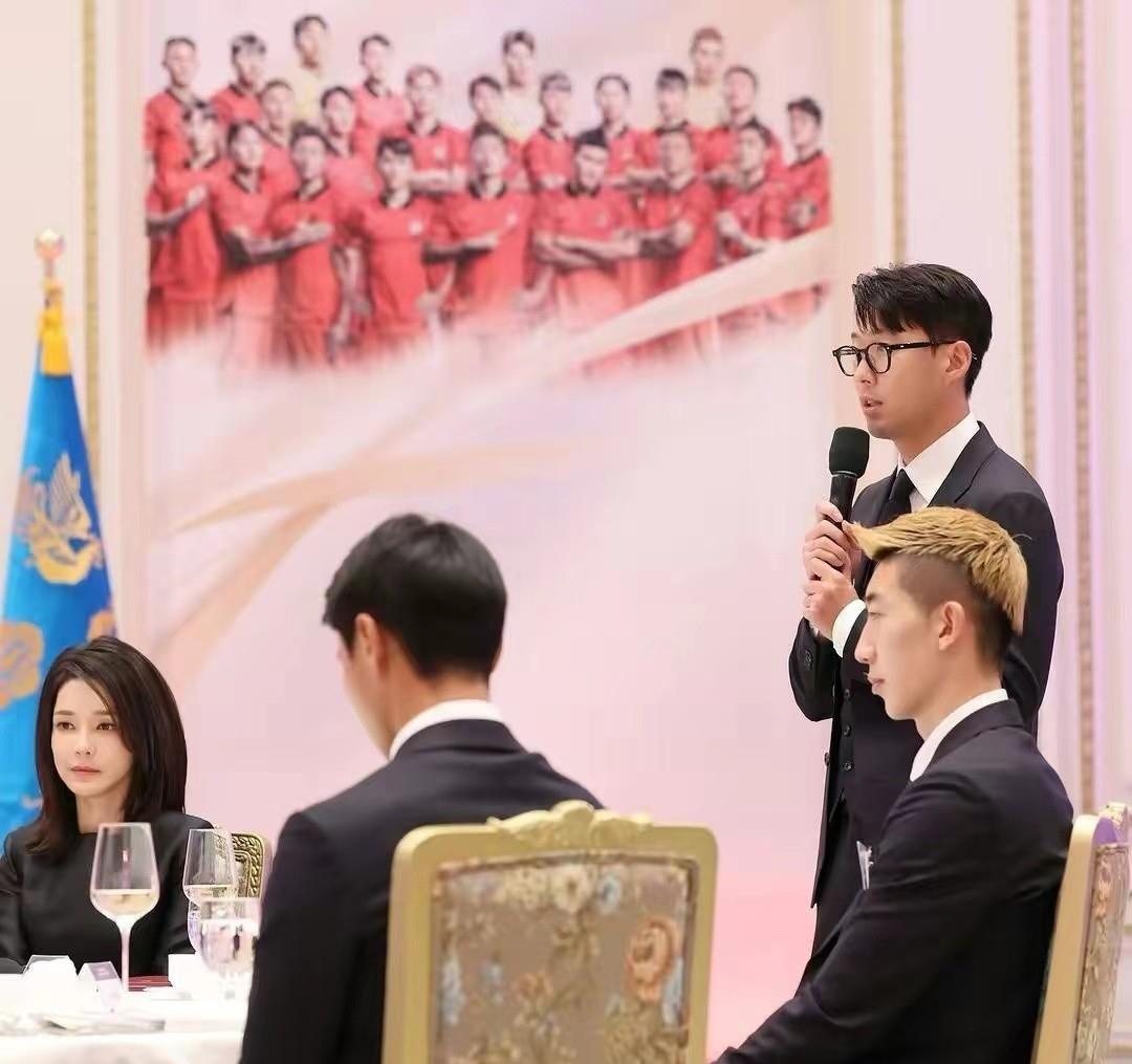 小黑裙 韩国总统夫妇为国足设宴！美貌夫人穿小黑裙又惊艳了，为孙兴憨敬酒