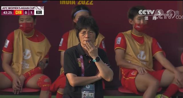 中国女足|0-2！中国女足送点球，裁判VAR改判，水指导一脸严肃，争冠悬了