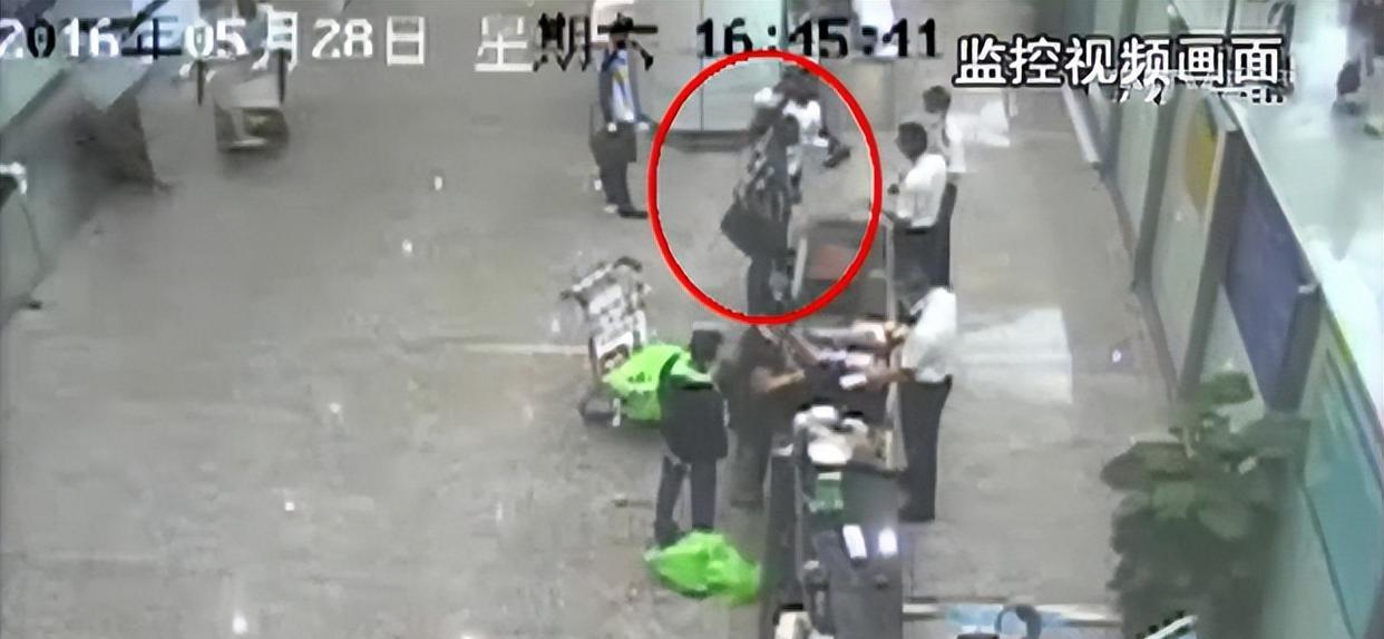 2016年,9名黑人男子进入广州,因行李太少被怀疑,最后被判死刑