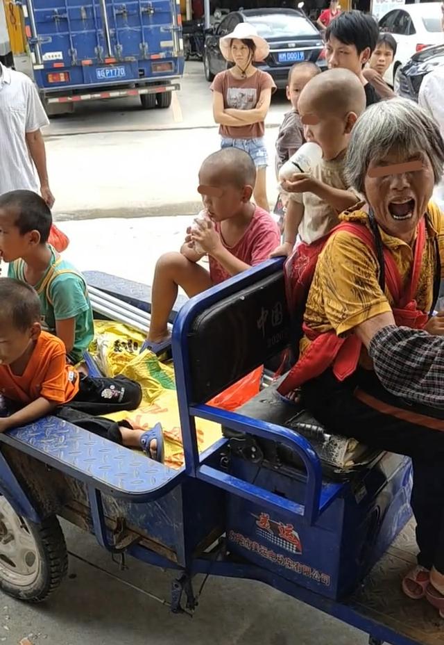大妈带5个小孩撞坏车,不赔偿还恶人先告状,路人劝车主大方一些