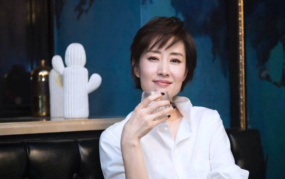 袁冰妍|倚老卖老？耍大牌、不背台词、无视新人的老戏骨，终被扯下遮羞布