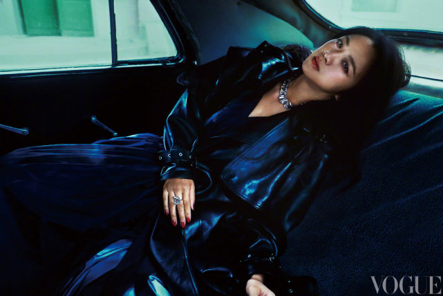 汤唯|42岁汤唯罕登大刊翻车！穿礼服裙华丽又高贵，可惜显老气惨遭滑铁卢