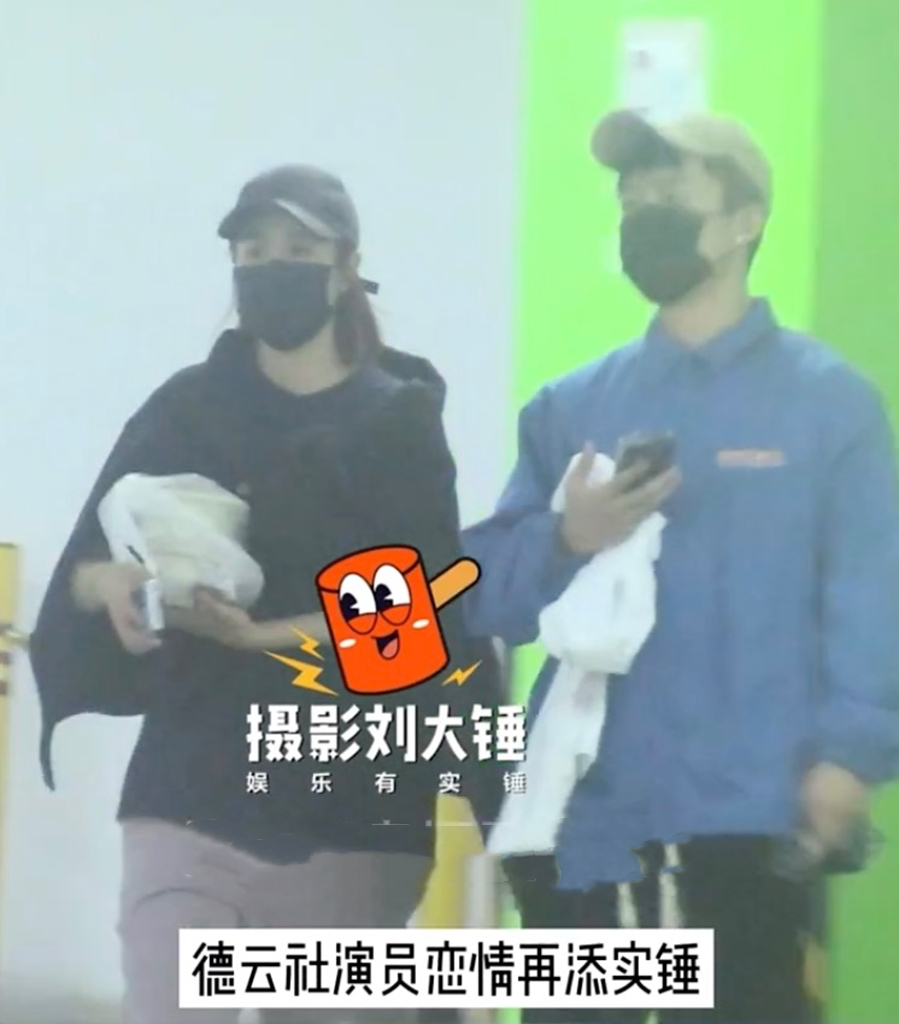 张九龄|27岁德云社队长携女友逛街,坐在车内一同吞云吐雾,疑已同居试婚