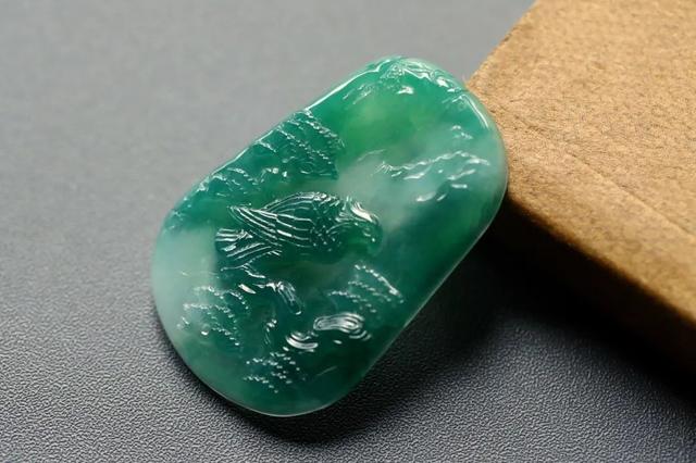 翡翠|鹰击天风壮,鹏飞海浪春,带你了解翡翠鹰的寓意!