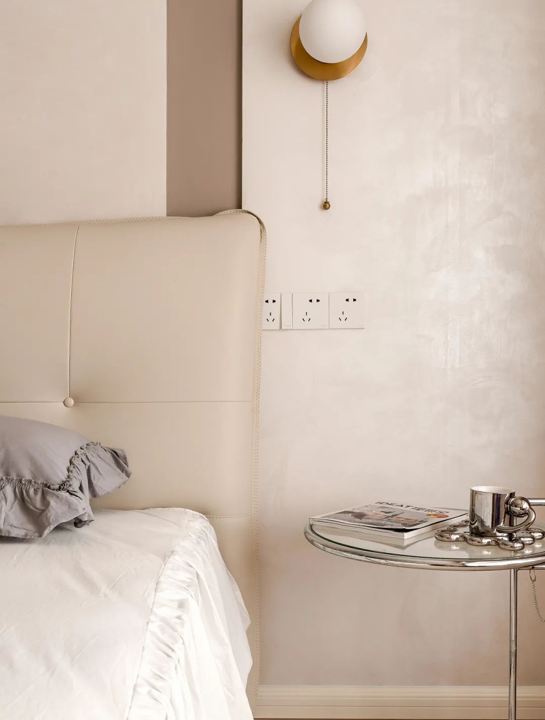 床头这样设计,连床头柜都省了,真是太好用了!