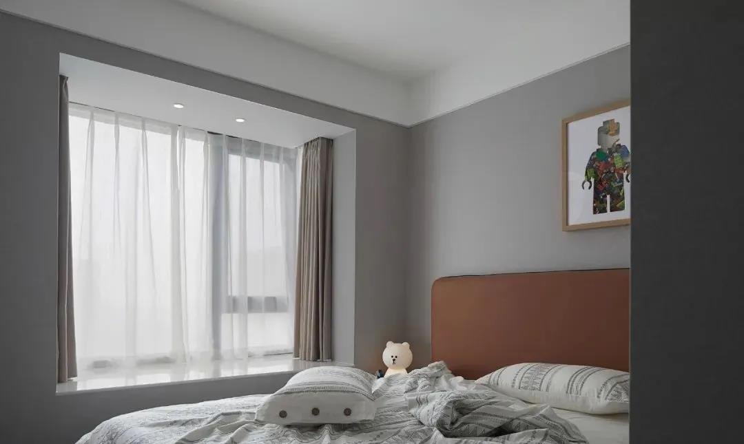 120平现代风三居室,客厅通铺木地板,顶面无主灯设计干净利落