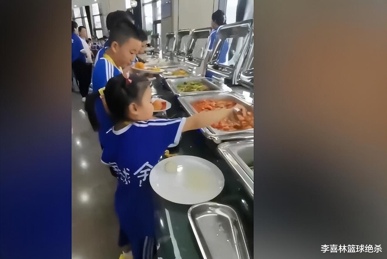 王楠|好乖巧！王楠6岁女儿集训盛饭，礼让大姐姐，网友：不争不抢