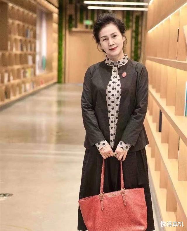 穿衣搭配|60+女人秋天这样穿,优雅温柔不做作,直接美到骨子里
