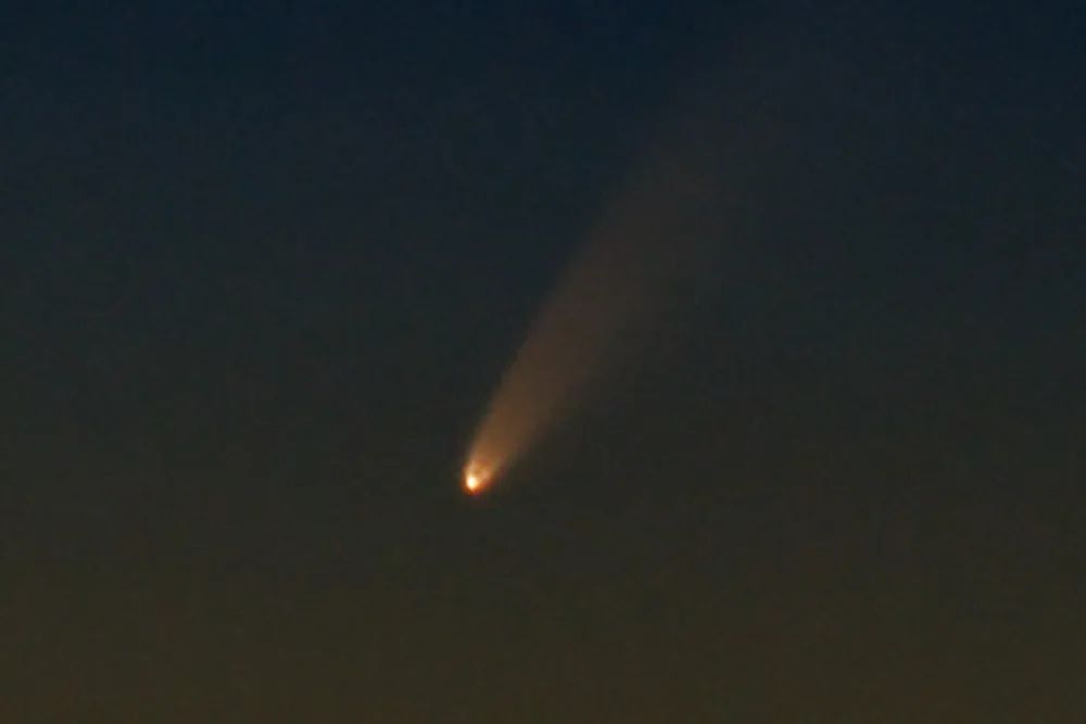 彗星终于来了,但却有两个神秘亮点紧随其后
