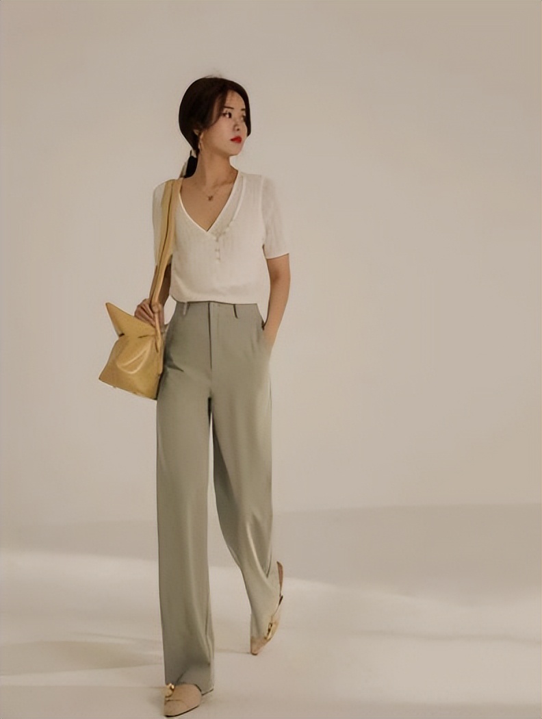 又涨知识了,比穿裙子还有气质,T恤搭配这条“裤”,绝了