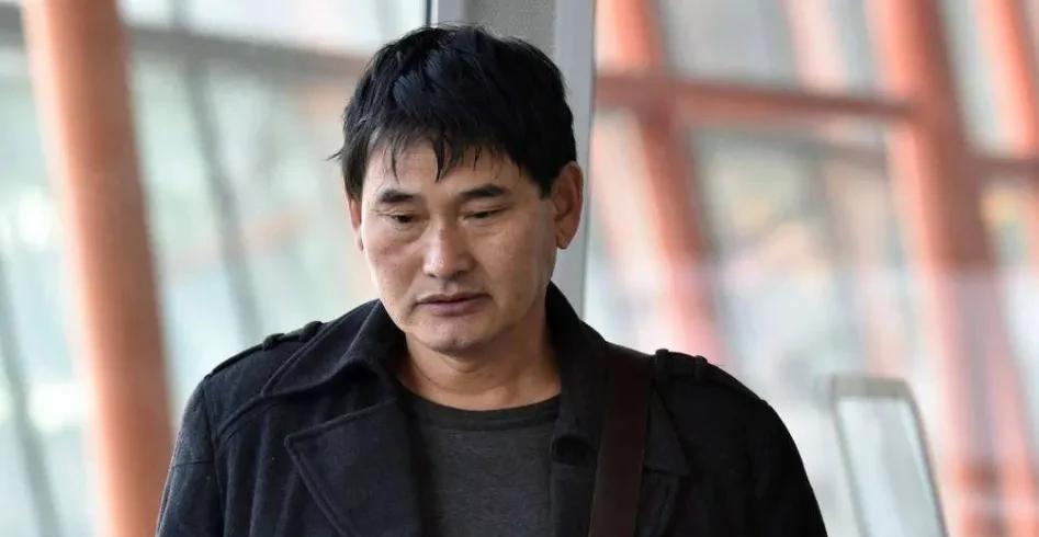 中国人|2011年他跟朋友借30块钱买下一件军大衣，6年后拍出51.8万