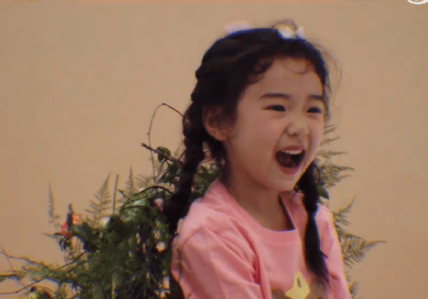 高云翔|董璇为女儿庆祝6岁生日，高云翔为女儿唱生日歌，满脸憔悴显苍老