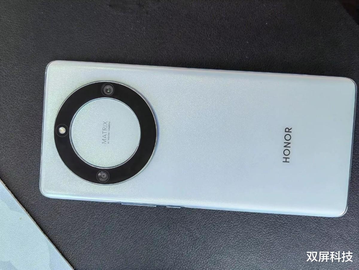 华为荣耀|千元曲面屏之争:荣耀X40遇到真我10Pro+,只能“丢盔弃甲”?