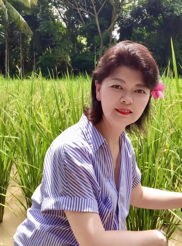 律师|潘克律师捡到宝?潘夫人晒外出游玩美照,优雅气质引网友热议