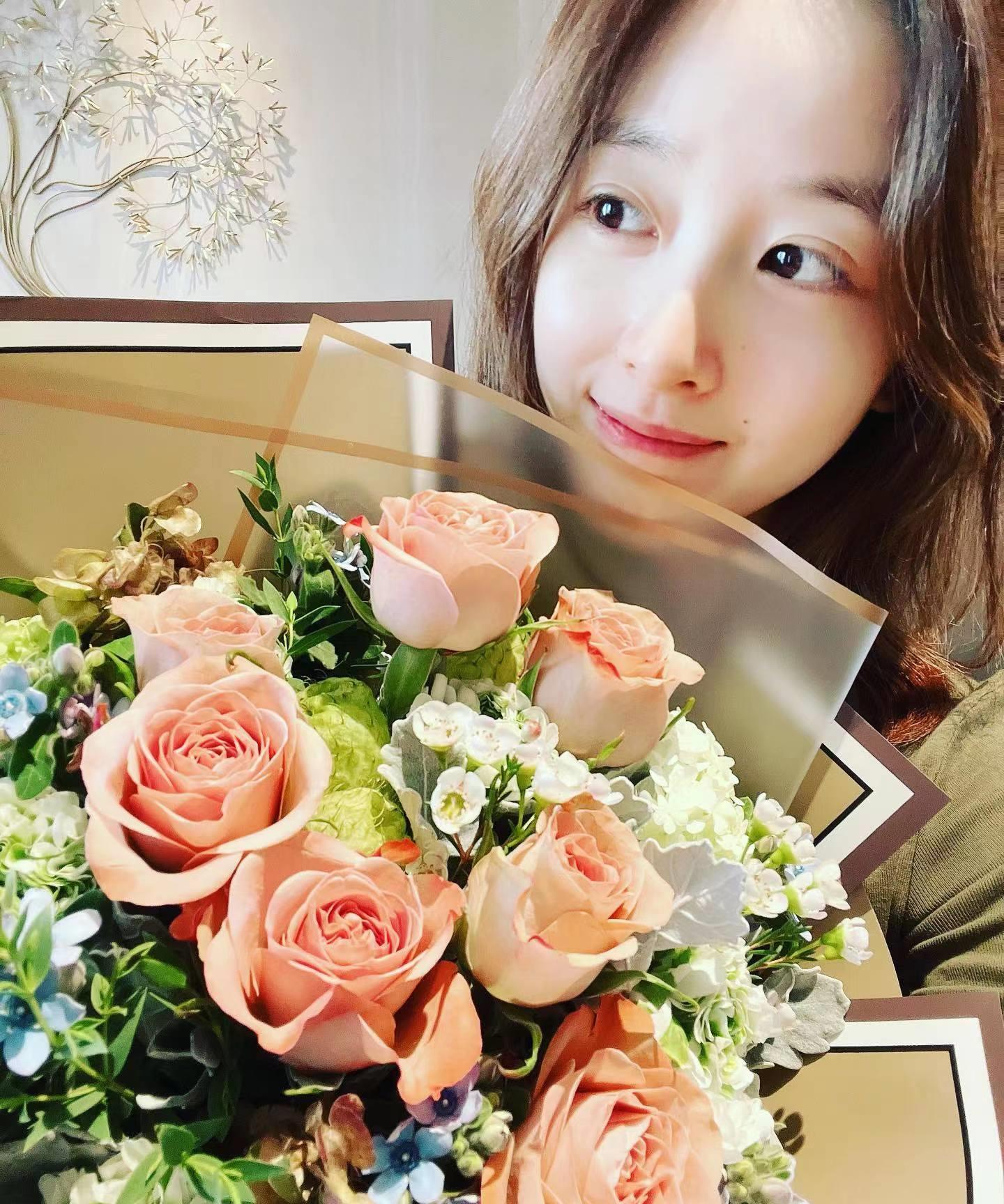 章泽天|章泽天近照曝光瘦脱相，造型老土满脸疲惫，与以往状态判若两人