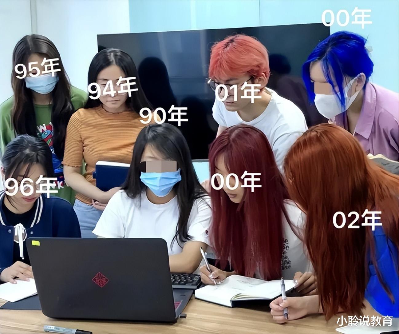 00后|一张私企工作照走红,00后和90后的区别显露无疑,80后看完沉默了