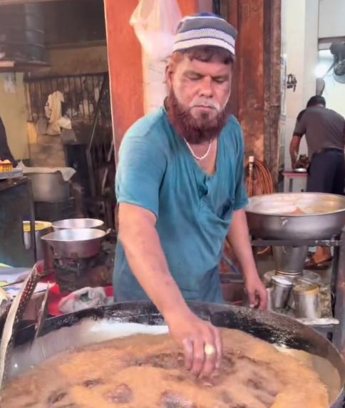 灭霸|网红刘庸飞2000公里吃灭霸炸鸡，右手戒指抢镜，网友：恋爱了？