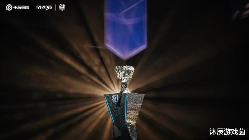 职业装|王者一位青训抱怨:打职业和原本想的有出入,游戏体验已经没了!