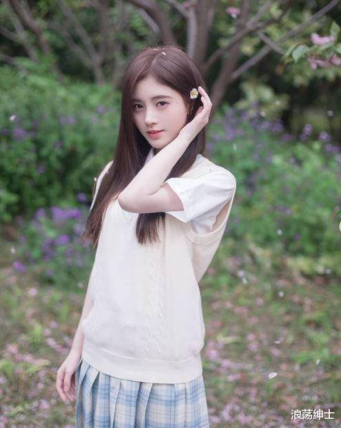 鞠婧祎|“4千年一遇美女”闺房自拍照疯传！露香肩红唇微张引网友暴动