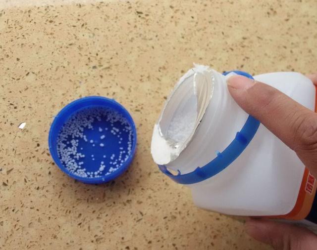 冲水马桶堵了怎么解决?我家常备三种疏通工具,我就不信通不开!