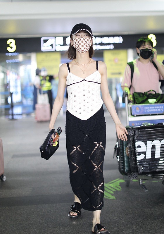 吴谨言太敢穿了，日常穿个吊带就出门了，搭配效果太独特