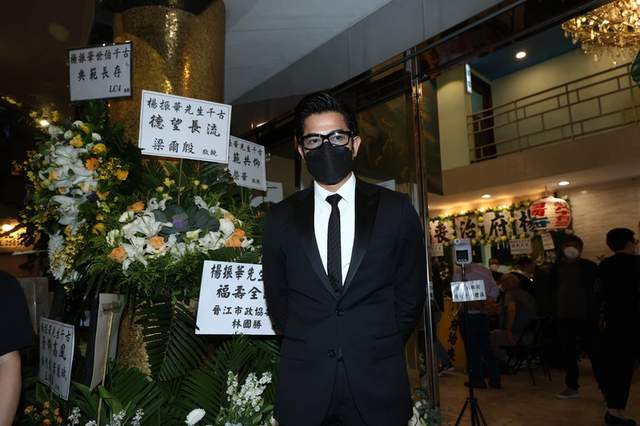 郭富城|经纪人小美父亲设灵,郭富城带妻女及岳母到场拜祭,透露会扶灵