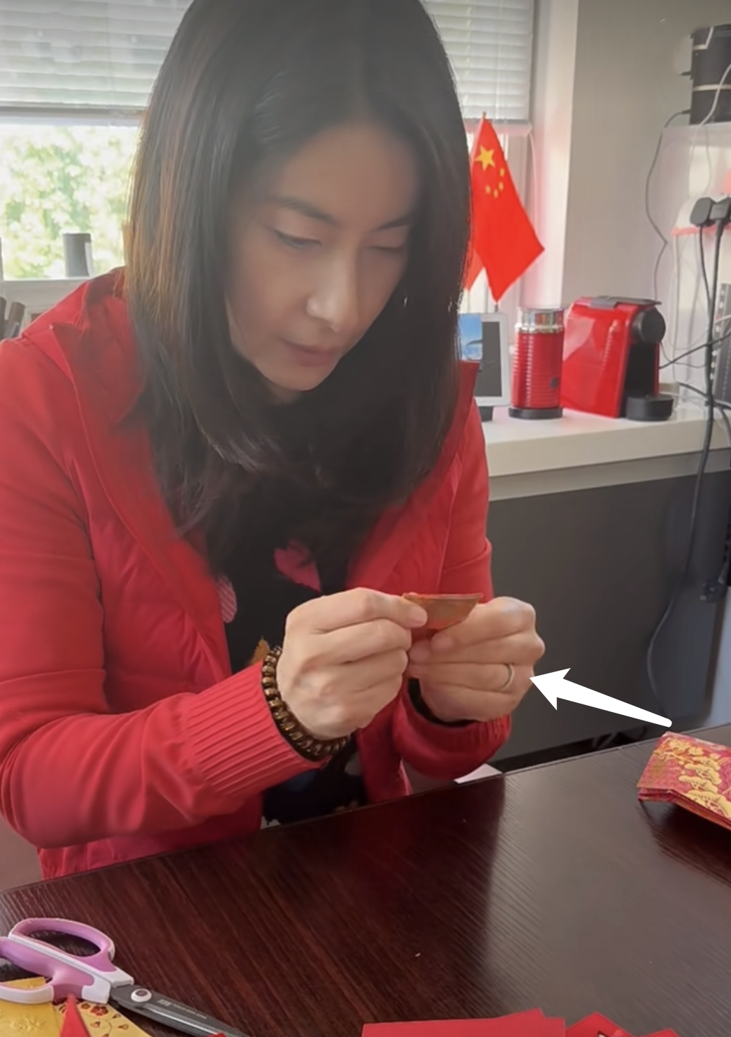 郭晶晶|变废为宝好节俭，郭晶晶用红包做灯笼，母女对话英文粤语切换自如