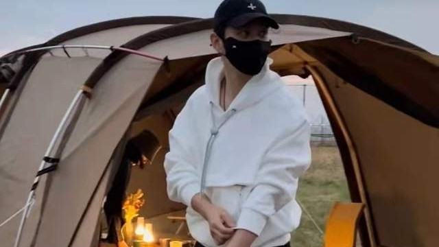 黄晓明|黄晓明露营被偶遇！穿百元衣戴佛珠显消瘦，桌上摆各色美食太惬意