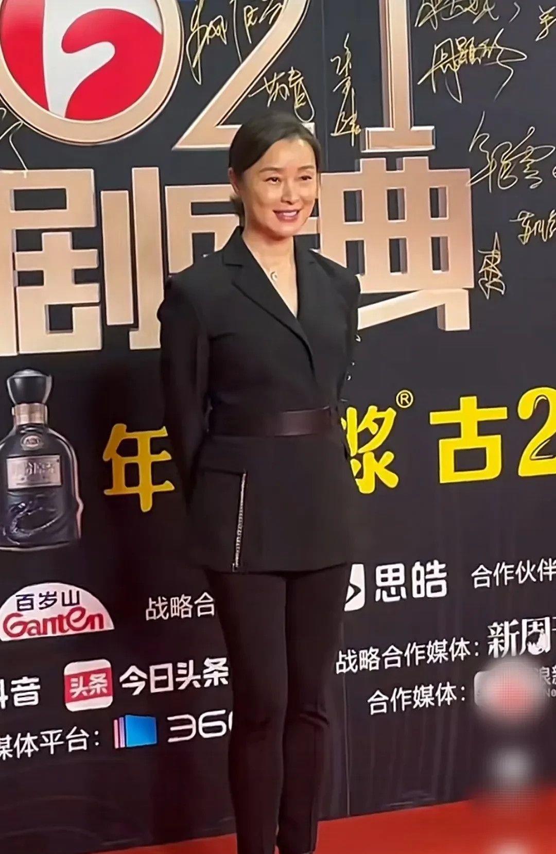 明星素颜|吴越跟好友攀肩合影，素颜清秀干净，但发量稀疏看得出上了年纪