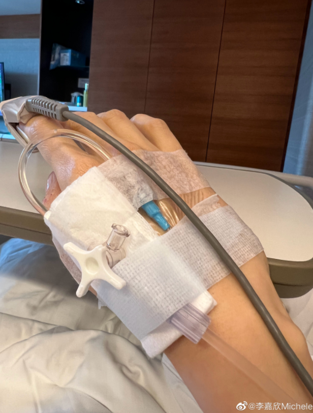 |李嘉欣自曝病重入ICU抢救48小时，公开病床照脸色憔悴虚弱