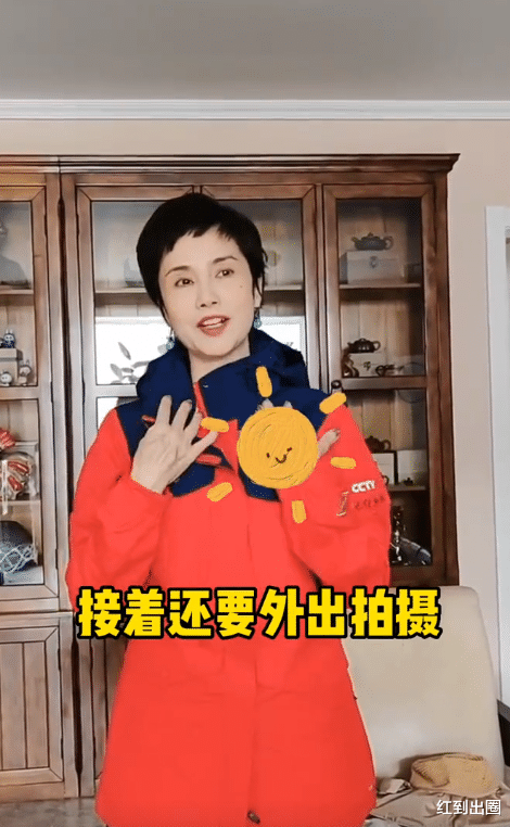 徐俐|60岁徐俐退休半年被央视返聘，穿长裙尽显美艳，获众人簇拥排场大