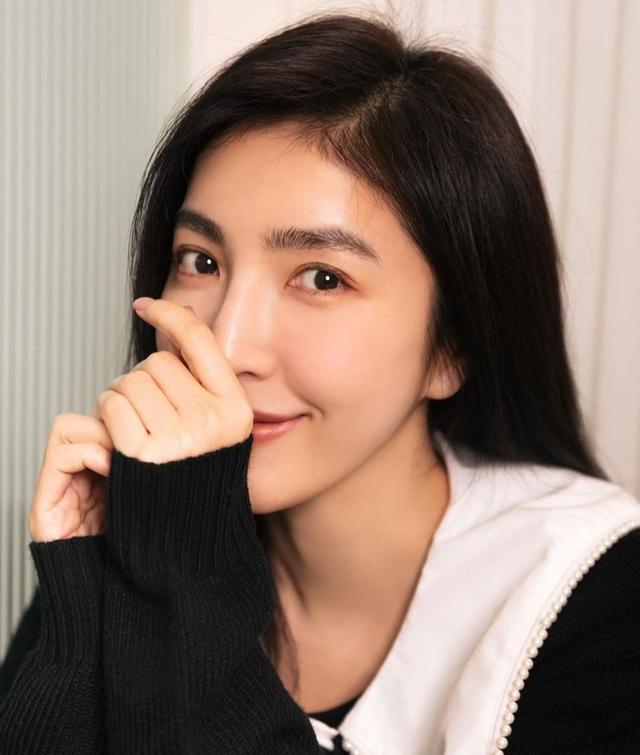 衬衫 杨谨华44岁依旧有少女感，穿娃娃领针织衫好甜，做鬼脸活泼俏皮