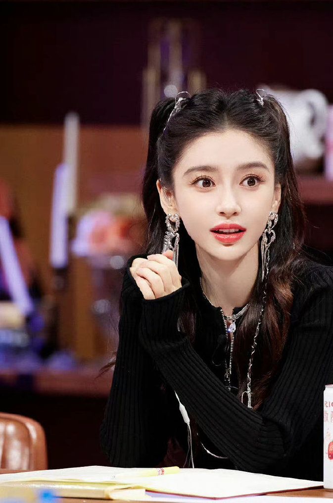 减脂 Angelababy棒球写真来袭，双马尾造型挥舞姿势好酷，漫画女主登场