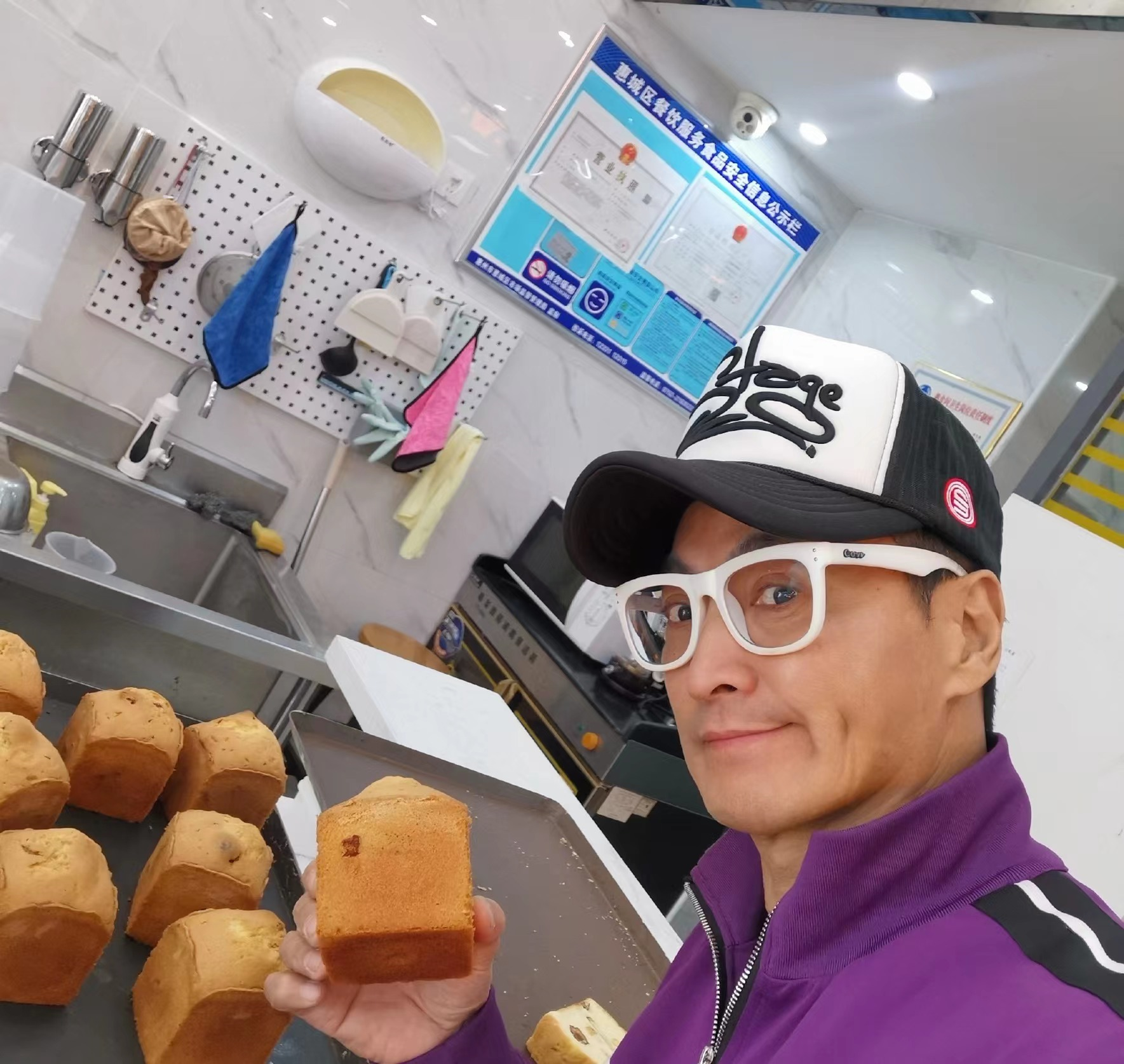 何家劲|港星何家劲在广东摆摊烤串,一身腱子肉黑到发亮,又忙又热直咧嘴