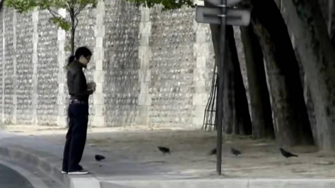 张曼玉|58岁张曼玉现身巴黎街头！穿皮衣戴墨镜很潇洒，骑单车出行接地气