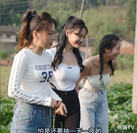 唐小鱼穿紧身肉色裙,被嘲像没穿衣服的野猴,网友:离被封不远了