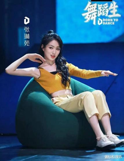 张琳|郭碧婷同公司新人张琳苑碧海蓝天下，白色泳衣配搭雪白肌肤好身段