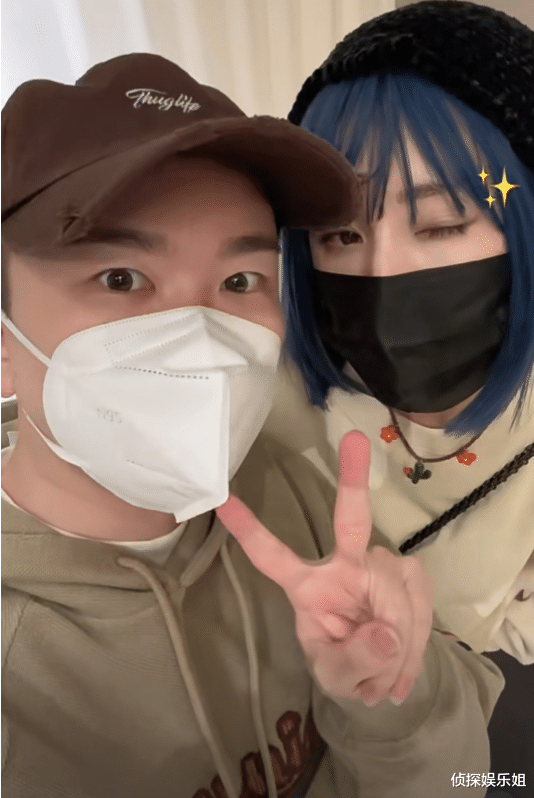 杨幂|张大大与杨幂出游，大幂幂挽着对方亲密无间，比耶卖萌蓝发抢镜