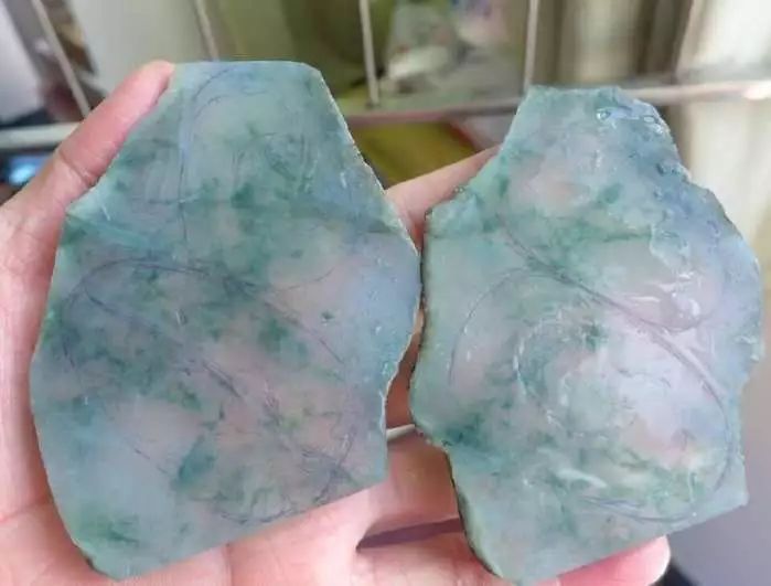 翡翠|老板5000转出的翡翠原石,刚开窗就想扇自己一大嘴巴子!