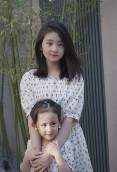 黄磊|黄磊小女儿首次登台演出大成功！穿蓝色露脐裙美成孔雀，手臂好长