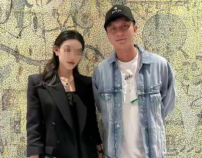 傅东育|李晨和美女富豪吃大餐!头靠头合影显亲密,还曾在酒吧嗨玩到凌晨