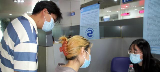 人力资源|“没文化真可怕”，HR要本科生提供大专证，一句话把求职者问懵了