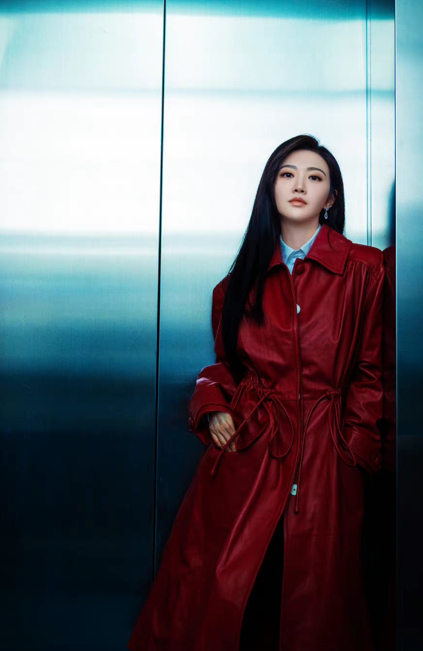 景甜|颜值人气女星景甜酒红色大衣出镜落落大方质感十足