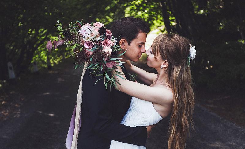 房价|婆婆让儿媳卖房，中介打电话来，儿子净身出户