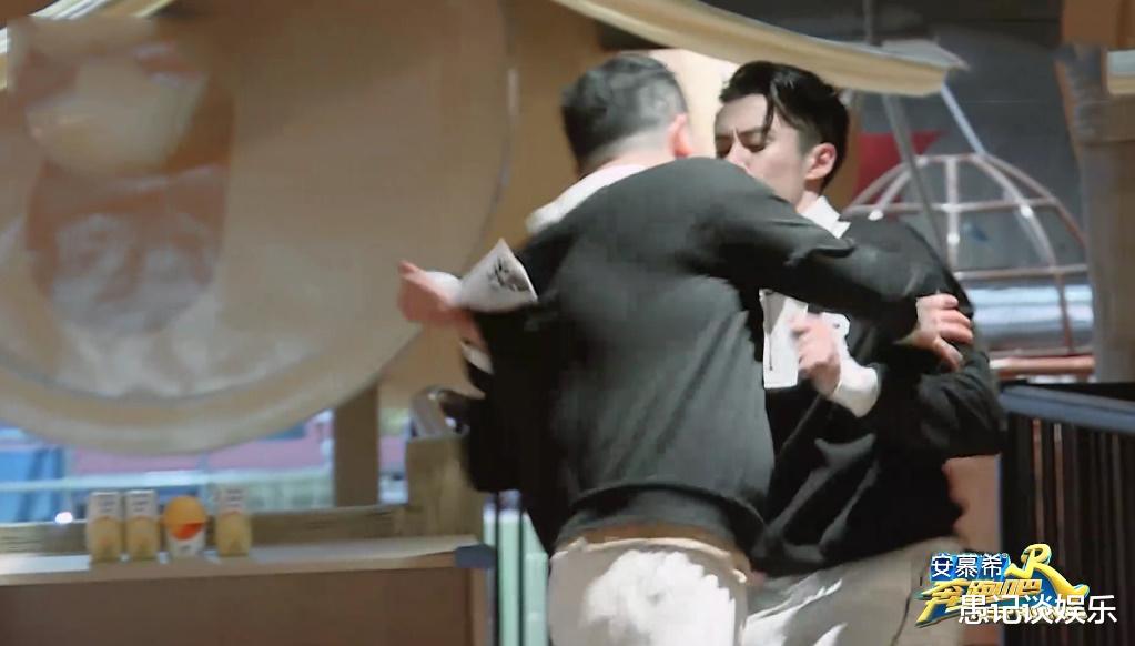 王鹤棣|蔡徐坤拍手恭喜“坏人”获胜，被撕后潇洒离场，网友：好有气度